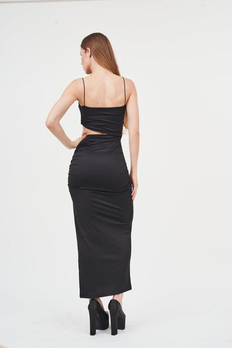 Chic Black Strapless Maxi Dress with Side Slit
A stylish black maxi dress with a strapless design and a side slit, showcasing the model's figure.