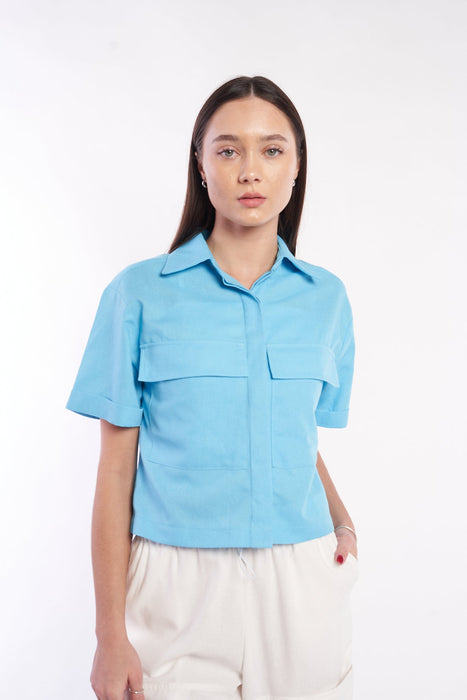 Breezy Linen Casual Top for Women - Light Blue Everyday Blouse
A stylish light blue linen blouse with a classic collared design, perfect for everyday wear.