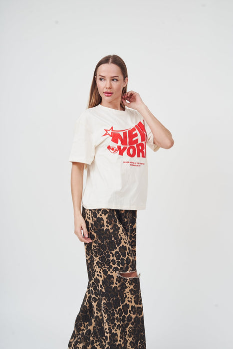 Vibrant graphic white t-shirt with New York text for modern women