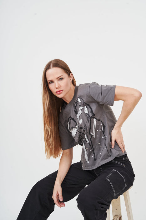 Stylish graphic print oversized t-shirt for women, featuring a relaxed fit and contemporary design.